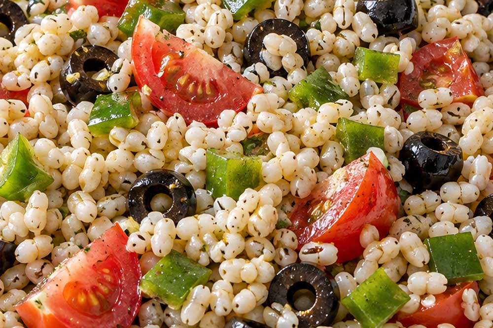 Insalata di orzo, pomodori e peperoni